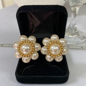 Vintage pearl flower motif earrings